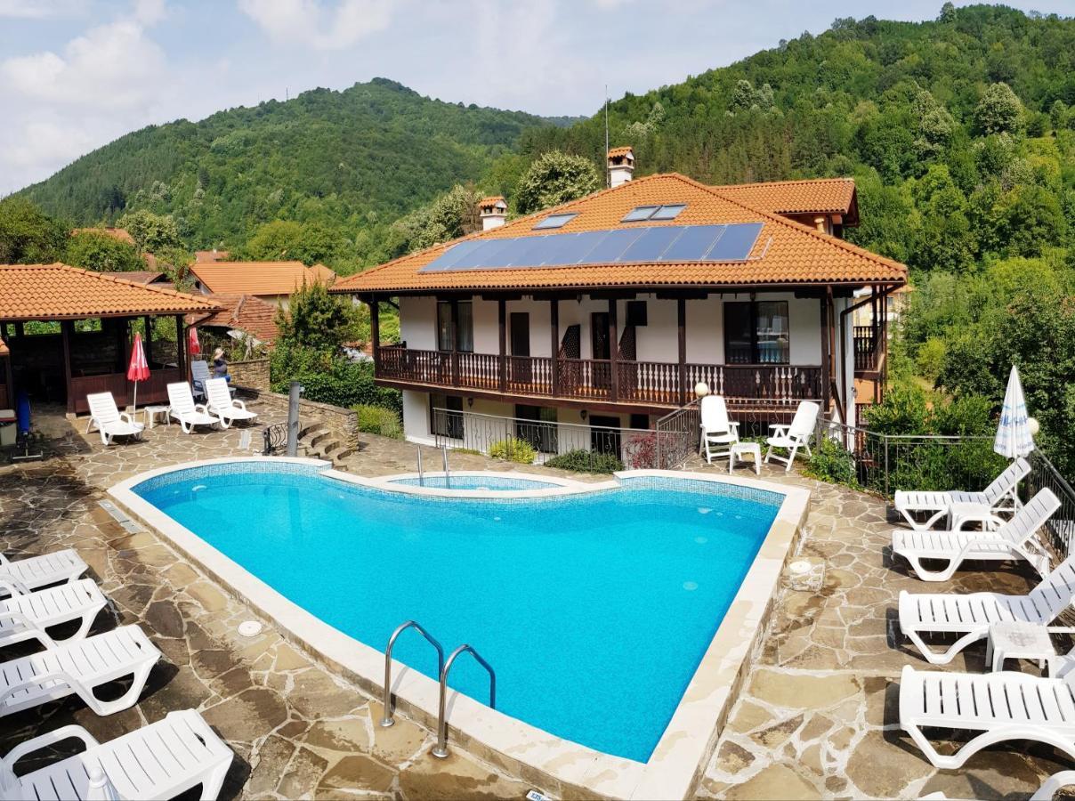 Family Hotel Chiflik Hills Exterior foto